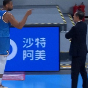 CBA再现奇葩剧情！外援被换下发飙怒骂主教练，麦基不满加入战局