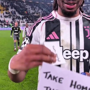 开云品牌-K·图拉姆领取全场最佳奖杯时选错纸条：做10个俯卧撑