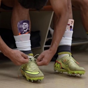 开云官方平台-“重庆C罗”！向余望护腿板是偶像C罗，昨晚破门后模仿C罗SIU庆祝