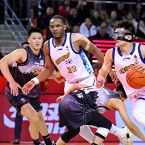 事情闹大！广厦爆冷之夜，安保骂孙铭徽家人，球迷：CBA草台班子