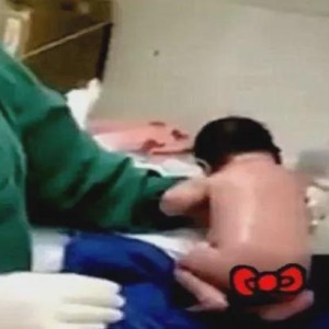 开云中国官网-&amp;quot;最猛新生儿&amp;quot;走红！带着脐带站起来就想跑，医生险些都没能抓住